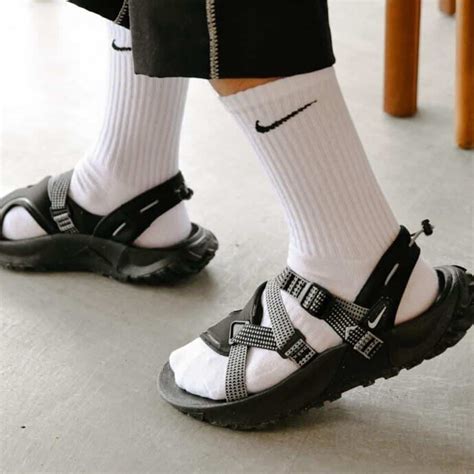 nike sandaaltjes|black Nike sandals.